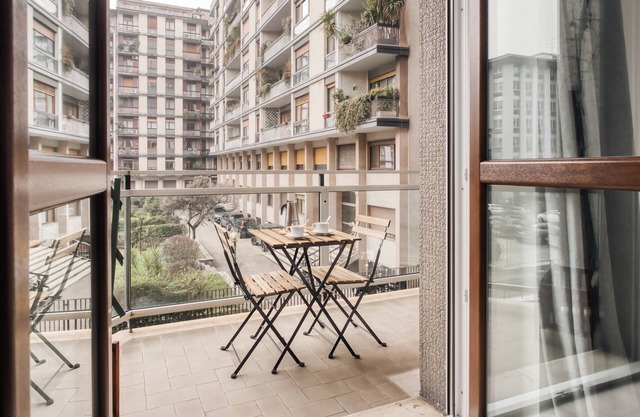 Beautiful apt with 2 balconies