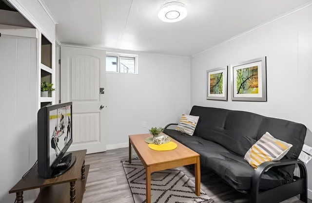 Beautiful Basement Private Suite Prime Location