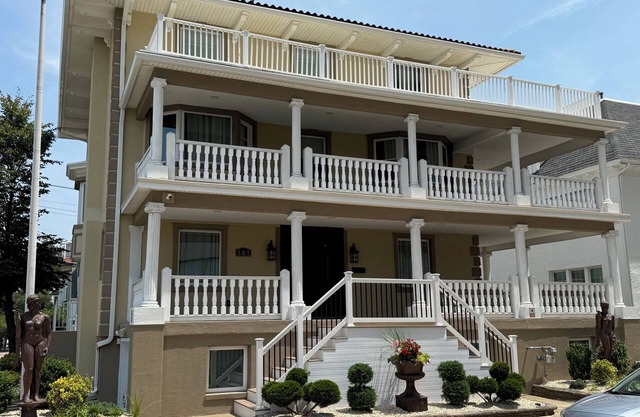Beautiful Beach Block House in Ventnor with 3 wrap around decks and ocean views
