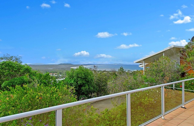 BEAUTIFUL BEACH HOME WITH EXPANSIVE DECK, WI-FI & NETFLIX