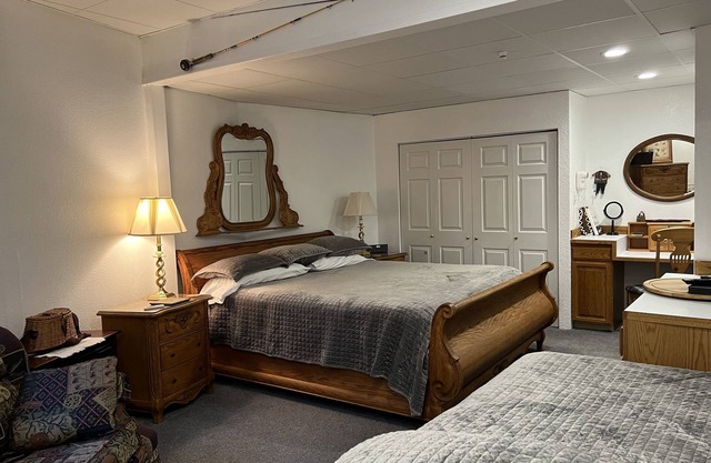 Beautiful bedroom with king and twin, private bath, max 3 with cooked breakfast