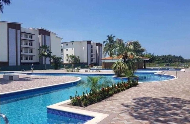 Beautiful bright 2 bedroom 2 bathroom villa, steps to private beach.