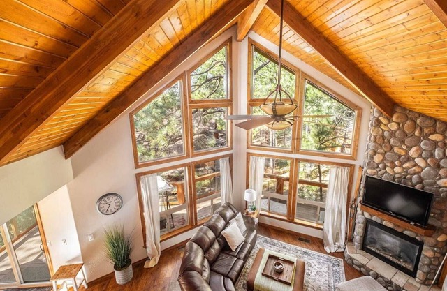 Beautiful Cabin in the Woods for 10 guests!