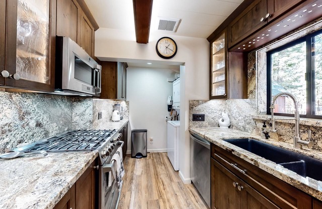 Beautiful cabin near shores of Lake Tahoe - cross-country ski from home
