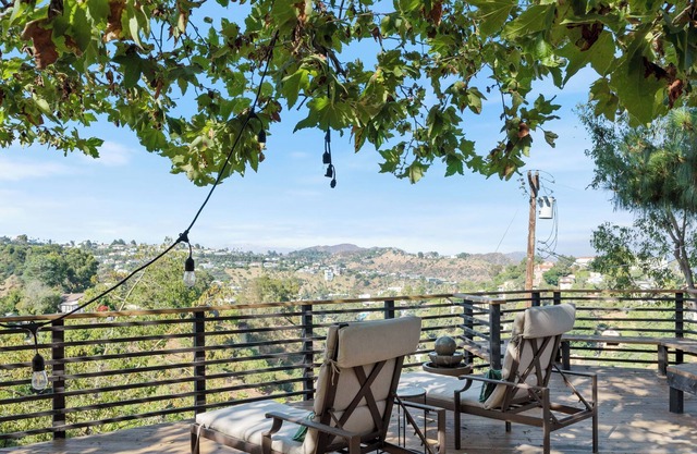 Beautiful Canyon Views Home In Hollywood Hills