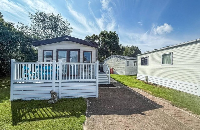 Beautiful caravan with decking at Carlton Meres Holiday Park, Suffolk ref 60022M
