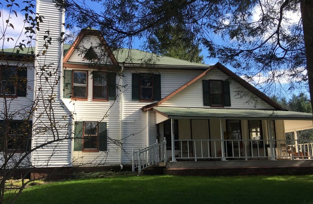 Beautiful Catskills Farmhouse, Wood Burning Hot Tub! 3 Miles to Bethel Woods.