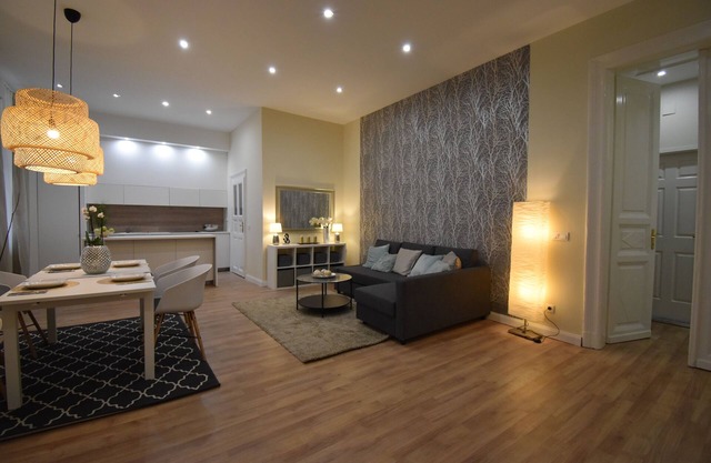 Beautiful central 5 bedroom/5 bathroom