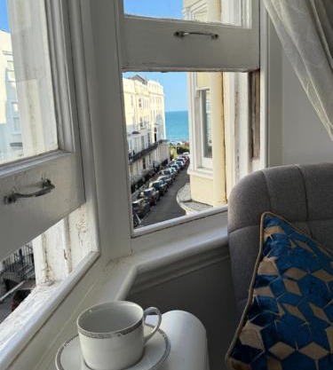 Beautiful Central Brighton l Sea View I Spacious Studio Flat I Sleep 2-3 Guests