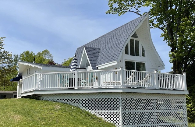 Beautiful Chalet custom built w/fireplace and outdoor deck with firepit-all new!