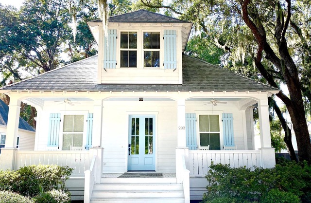 Beautiful Cottage on Hilton Head Island, White