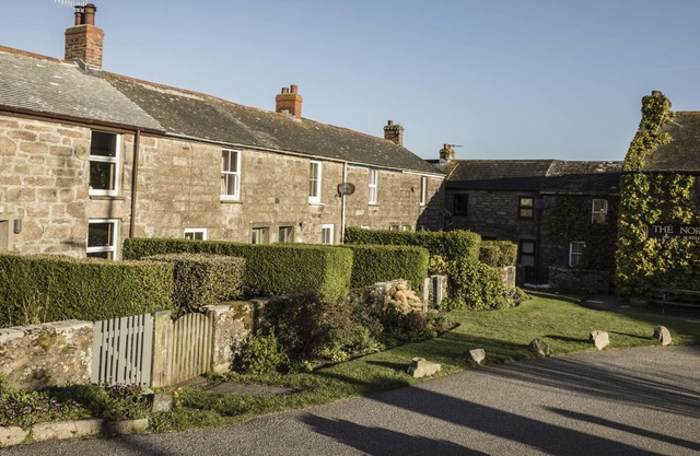 Beautiful, comfortable, pet friendly cottage - Sleeps 4/5. Great reviews.