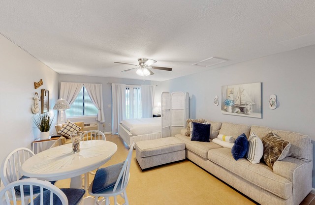 Beautiful condo located on the beach - close to attractions, pool & Hot tub