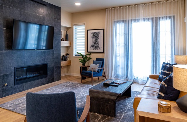 Beautiful Condo| Great Plaza view | Pet Friendly