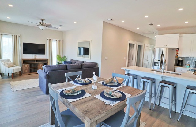 Beautiful condo in walking distance to both the town center and the Bay!