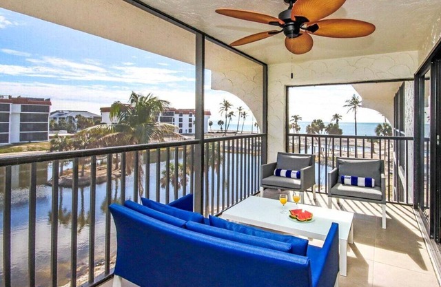 Beautiful condo overlooking lagoon, pool and beach on Sanibel Island - Pointe Santo #B33
