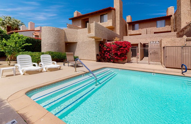 Beautiful Condo w/shared pools, less than a mile to downtown