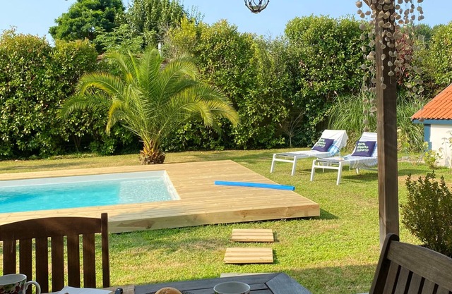 Beautiful contemporary landaise near seaside