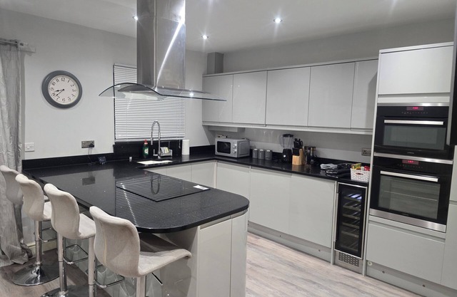 Beautiful &Cosy. Home Sweet Home FOR FAMILY OR WORK GROUP-SITTINGOURNE. KENT