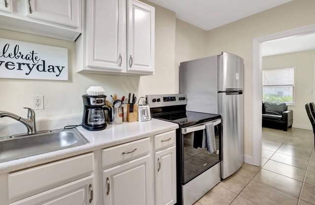 BEAUTIFUL COTTAGE, CLOSE TO DOWN TOWN AND THE BEACH