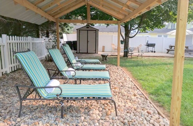 Beautiful cottage walk to downtown great location close to everything
