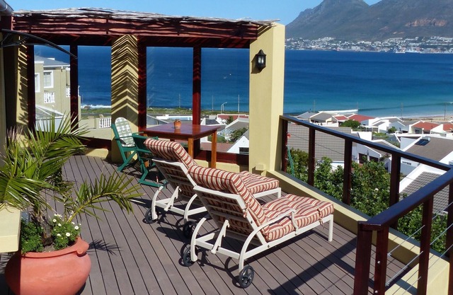 Beautiful Cottage with wonderful sea views and indigenous, 'fynbos' garden