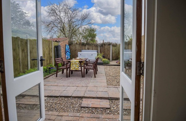 Beautiful country cottage with a private hot tub in Norfolk ref 99002HC