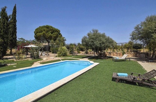 Beautiful country house with swimming pool for 6 persons