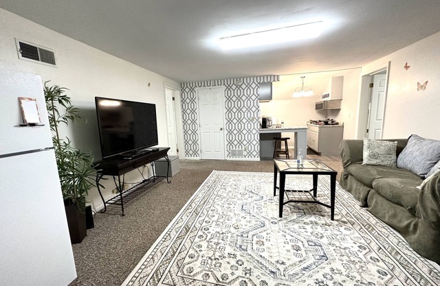 Beautiful cozy apt above commercial office, quiet and super convenient location