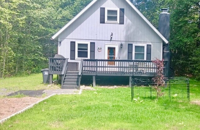 Beautiful & cozy chalet in the Pocono Mountains awaits! Discover all-season fun!