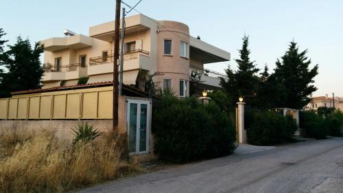 Beautiful cozy house in the Greek Riviera