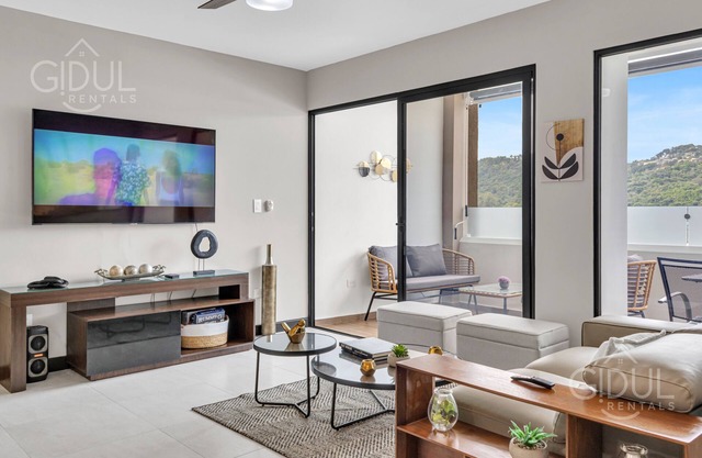 Beautiful, cozy, upscale APT next to Las Ramblas
