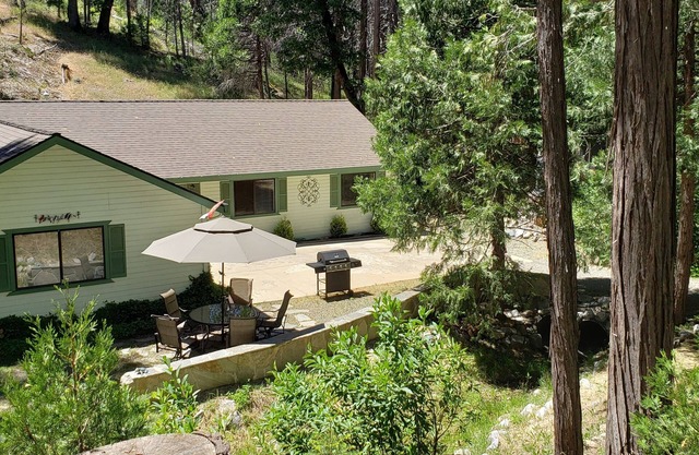 Beautiful Creekside Home in Mariposa Pines Close to Yosemite. No cleaning fee.