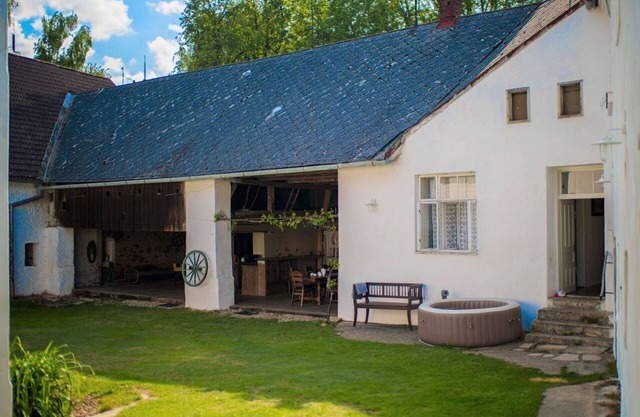Beautiful private villa for 22 guests with WIFI, hot tub, patio, pets allowed and parking