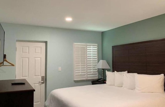 Beautiful Daytona Beach King Suite!