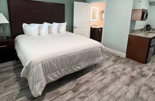 Beautiful Daytona Beach King Suite!