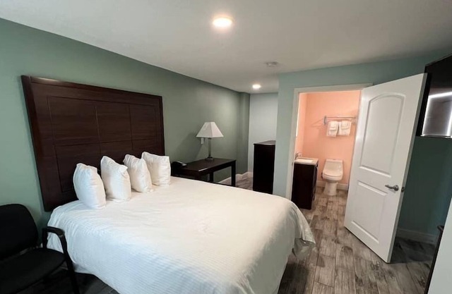Beautiful Daytona Beach King Suite!