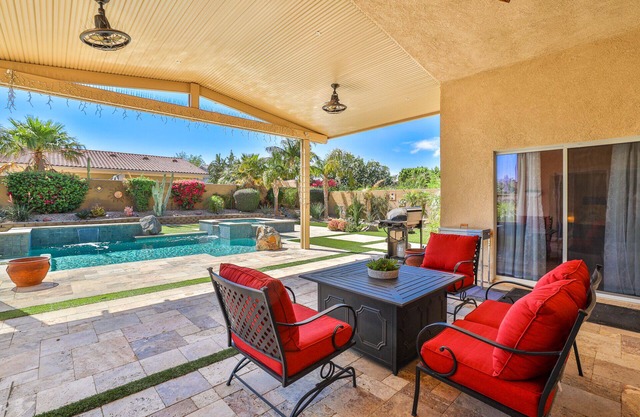 Beautiful Desert Retreat-Bright and Spacious with private pool and Jacuzzi.