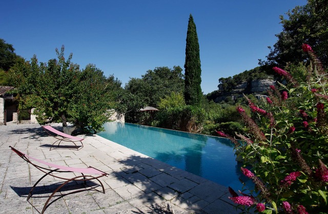 BEAUTIFUL DEMEURE 400m2,large SWIMMING POOL, flower-filled GARDEN.QUIET.COMFORT.