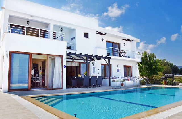 Beautiful detached villa, 4 large bedrooms with private pool! Fantastic view!