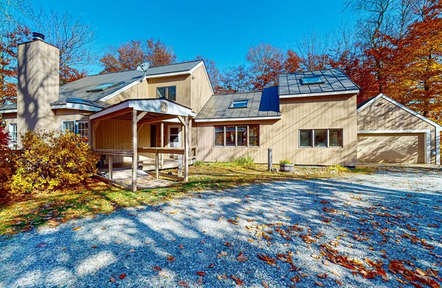 Beautiful dog-friendly house w/fireplace, firepit, bbq, deck, patio, w/d, wifi