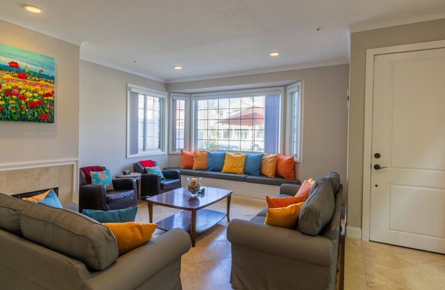 Beautiful Downtown HB 3BR just 1 block to beach!