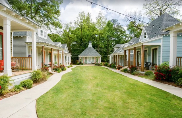 Beautiful Downtown Auburn Cottage In A Quaint Setting!