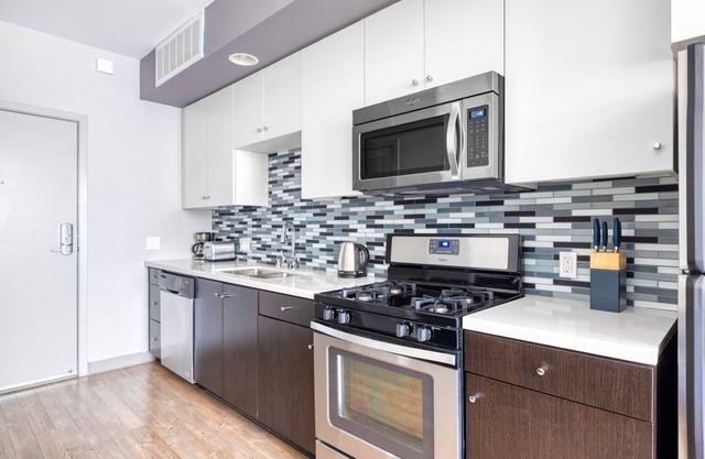 Beautiful Downtown 1BR w/ Gym & Pool, near Staples Center, by Blueground
