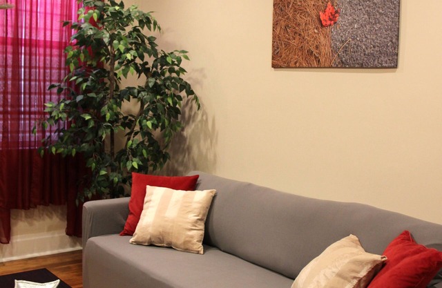 Beautiful downtown 1 bedroom apt - 4 min walk to NYC train - parking on premises