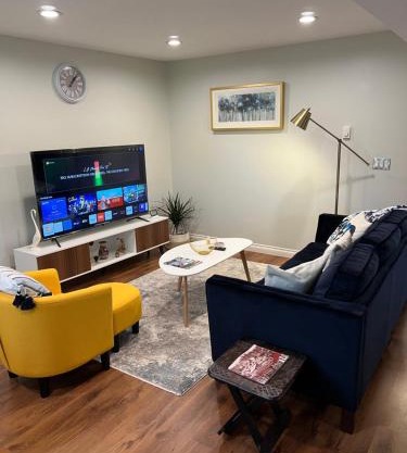 Beautiful Entire 2 Bedroom Suite