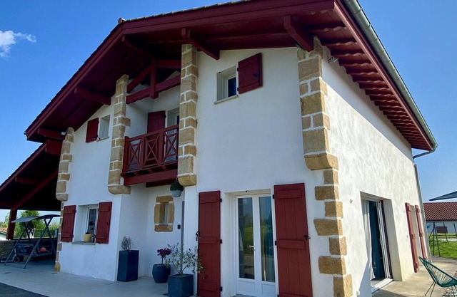Beautiful Family Home near Bayonne, 3 BR, Sleeps 6, Pets Allowed