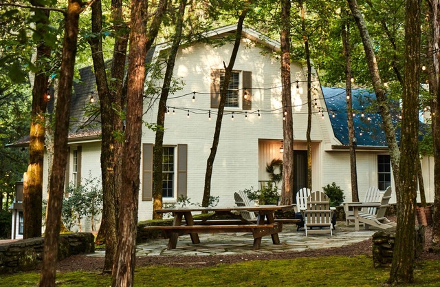 Beautiful Forest Cabin Get-Away in the Heart of Historic Franklin! 3 Bedrooms!
