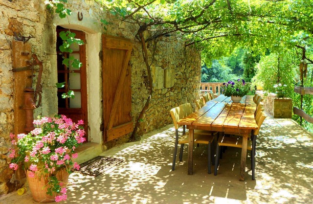 BEAUTIFUL STONE MAS, QUIET, POOL AND VIEW, COMFORTABLE for 18 pers.