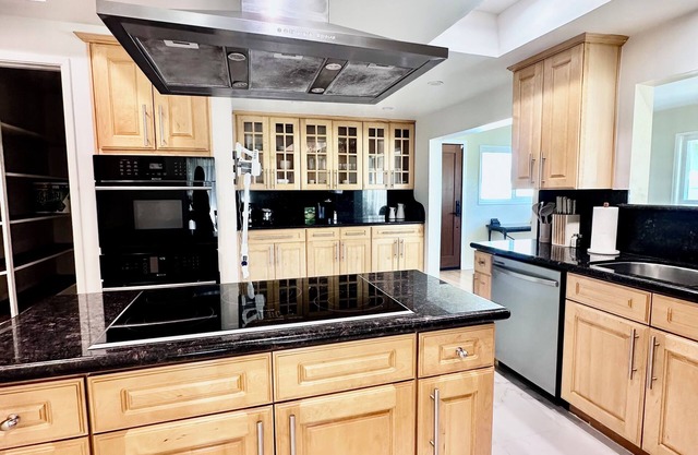 Beautiful Fresh Mountain air, Granada Hills Oasis, 3 bedroom 3 bath + Plus Den!